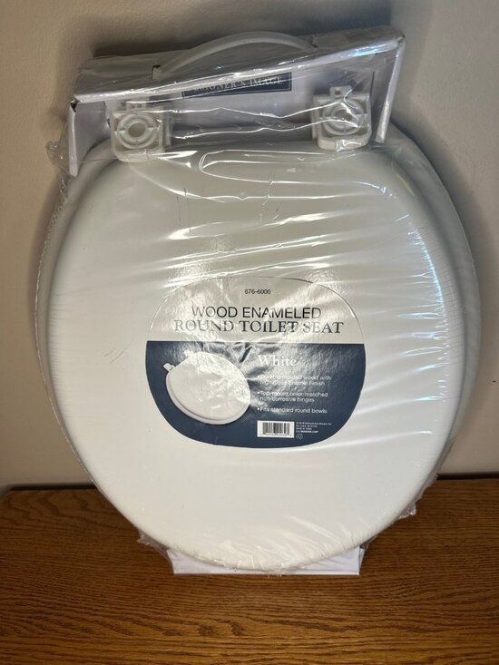 Other - Designers Image Wood Enameled White Round Toilet Seat 676-6000 Model# T6C4R1-00